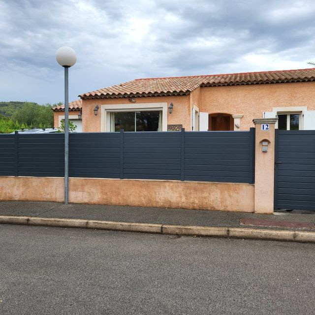 Brise vue en aluminium, garde corps, garde corps Frejus, garde corps roquebrune, garde corps saint-raphael, garde corps puget-sur-argens, garde corps les issambres, garde corps sainte maxime, garde corps alu, 